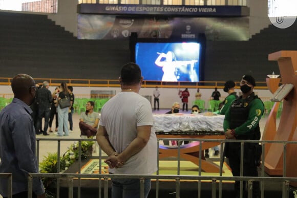O primeiro velório de Paulinha Abelha aconteceu ontem (24) em Aracaju
