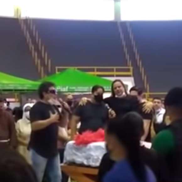 Daniel Diau cantou a música que recebeu o nome de Paulinha Abelha e trocou o verso "Por que se casou?" por "Por que nos deixou?"