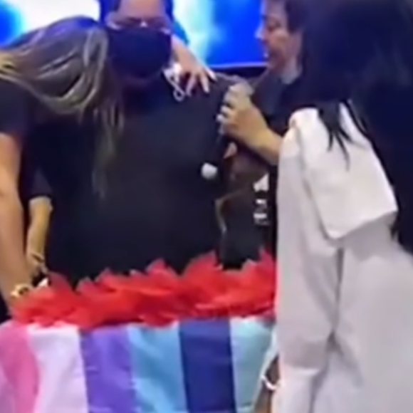 Marlus Viana, ex-marido de Paulinha Abelha, caiu no choro já no primeiro verso do dueto que gravou com a artista