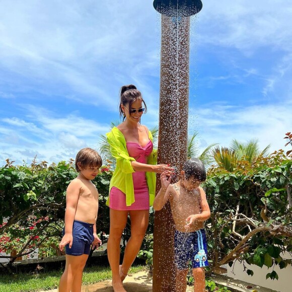 Filhos de Gusttavo Lima e Andressa Suita, Gabriel e Samuel, celebraram o Carnaval na escola 