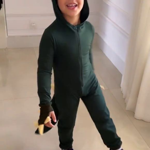 Filho mais velho de Andressa Suita e Gusttavo Lima, Gabriel elegeu uma fantasia de dinossauro