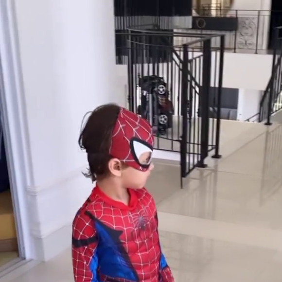 Filho caçula de Andressa Suita e Gusttavo Lima, Samuel elegeu uma fantasia de Homem-Aranha