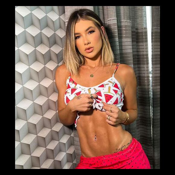 Virgínia Fonseca tem mais de um pijama que deixa a barriga sarada em evidência