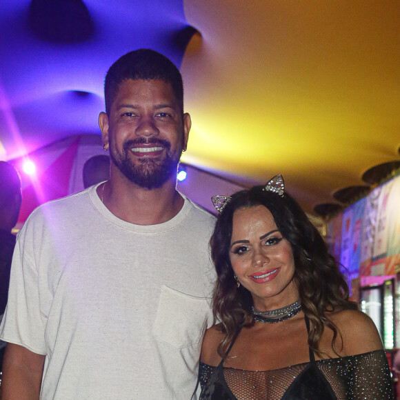 Grávida, Viviane Araújo optouo por usar blusa transparente com brilho, top de paetê na cor preta e short jeans em festa de Carnaval