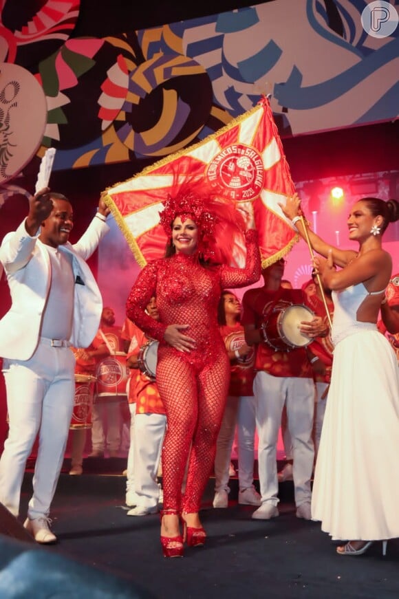 Viviane Araújo costuma usar saltos altíssimos no Carnaval, e manteve tradição mesmo grávida