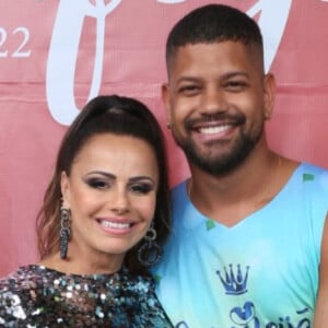 Viviane Araújo está grávida pela primeira vez aos 46 anos e anunciou que pretende diminuir o ritmo de Carnaval para levar gestação adiante