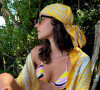 Bruna Marquezine alia biquíni, mix de estampas e lenço em look fresh de verão. Aos detalhes!
