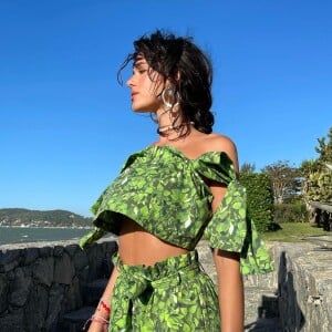 Bruna Marquezine é fã de looks fresquinhos e cheios de estilo para o verão