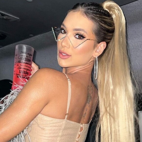 Virginia ganha mão boba de Zé Felipe em nova foto