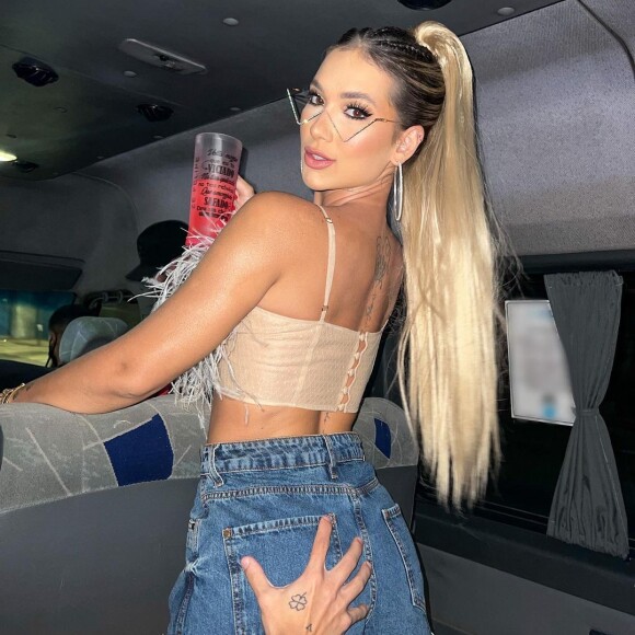 Virginia brincou com a mão boba de Zé Felipe na legenda da foto