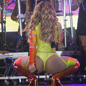 Lexa deu um show de rebolado no palco