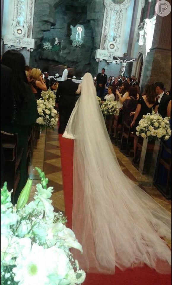 Ingrid Fridman usa véu de 6 metros em casamento com o contador Adauto Braga