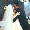 Ingrid Fridman beija o noivo, Adauto Braga, durante cerimônia no Rio de Janeiro