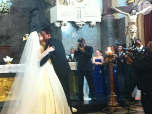 Ingrid Fridman beija o noivo, Adauto Braga, durante cerimônia no Rio de Janeiro