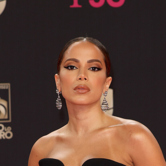 Anitta desembarca em Paris após uma temporada intensa de shows no Brasil