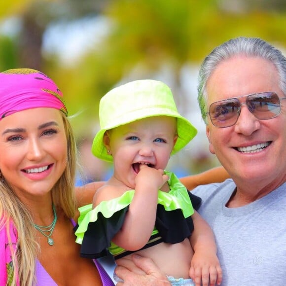 Ana Paula Siebert negou ter passado Carnaval separada de Roberto Justus