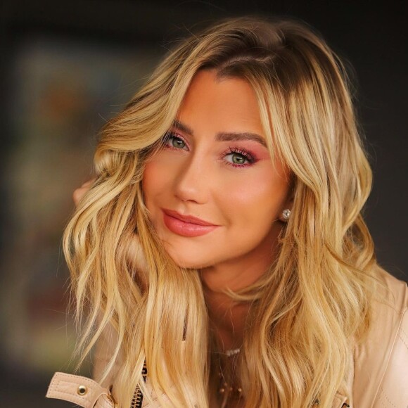 Ana Paula Siebert foi questionada por um internauta se seu casamento está em crise