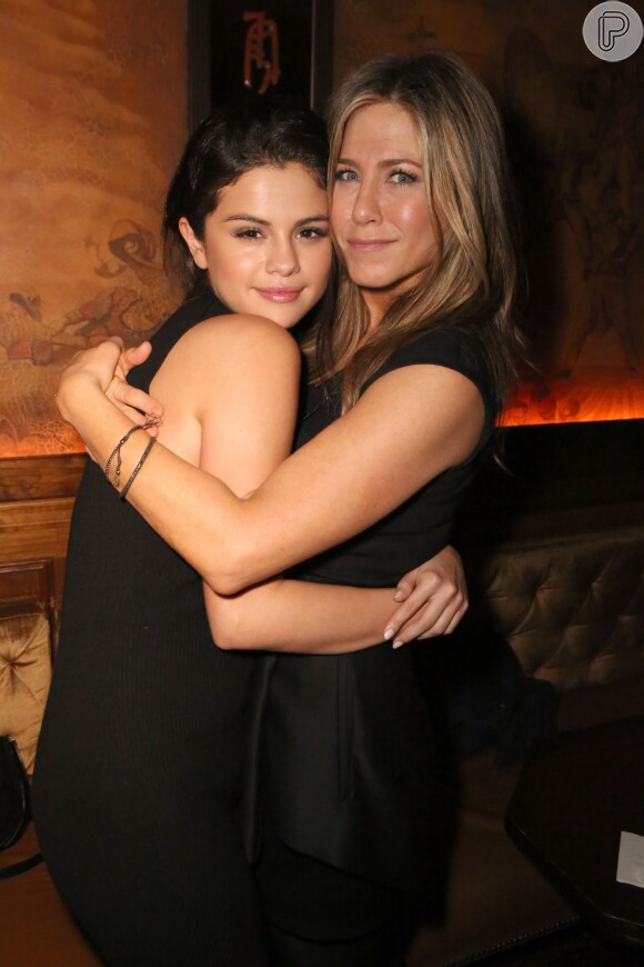 Selena Gomez abraça Jennifer Aniston durante festa do filme 'Cake'