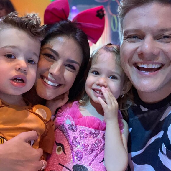 Filhos de Thais Fersoza e Michel Teló viram os sorrisos das pessoas em ida à escola