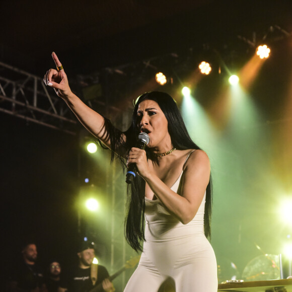 No palco, Simaria ainda celebrou o fato de estar solteira