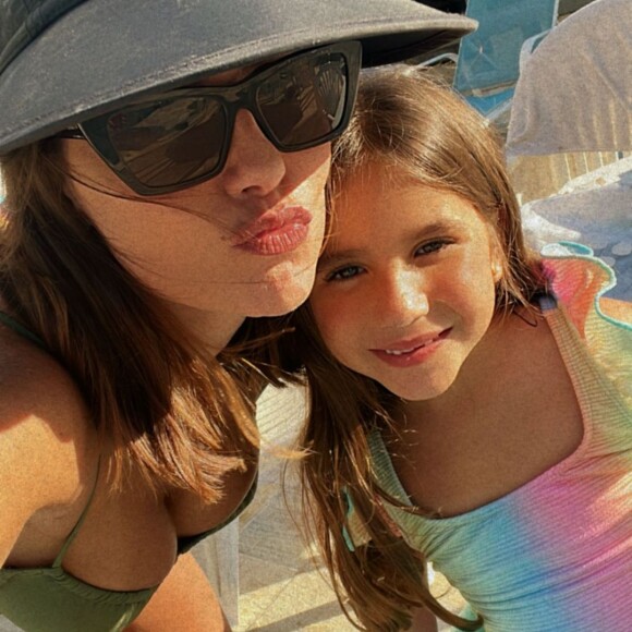 Deborah Secco tem aproveitado dias de sol também com a filha, com quem costuma ir pra piscina e para a praia