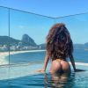 Thelma Assis elogiou a vista do Rio de Janeiro em legenda de foto em que aparece usando biquíni fio-dental