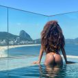 Thelma Assis elogiou a vista do Rio de Janeiro em legenda de foto em que aparece usando biquíni fio-dental