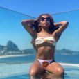 Thelma Assis mostrou corpo sarado ao posar com biquíni branco sem alças em hotel do Rio de Janeiro