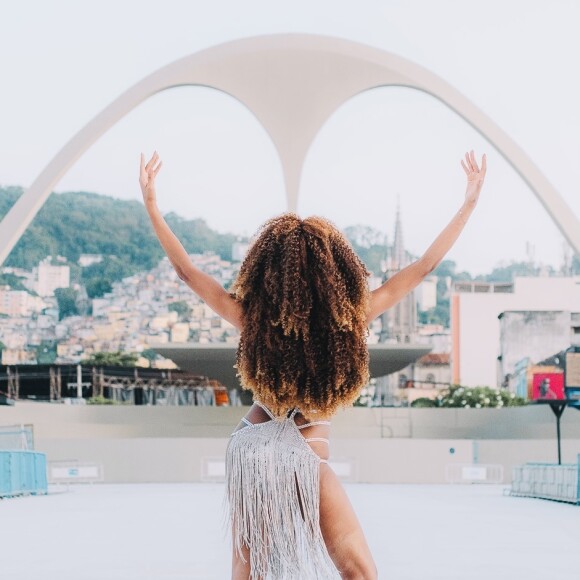 Thelma Assis descolou o salto do sapato no dia da estreia como musa da São Clemente, escola de samba do Rio