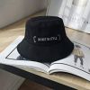 Bucket Hat combina com o estilo urbano dos festivais de música: esse modelo tem a frase "no hat no style" e é da marca Kesyoo