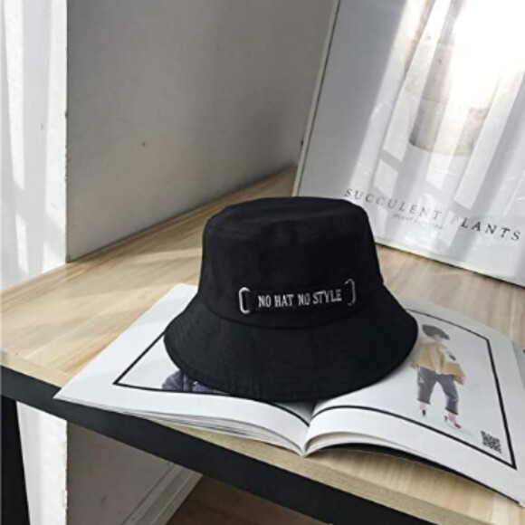 Bucket Hat combina com o estilo urbano dos festivais de música: esse modelo tem a frase "no hat no style" e é da marca Kesyoo