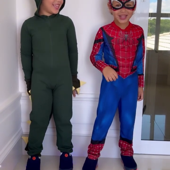 Gabriel e Samuel, filhos de Gusttavo Lima e Andressa Suita, estiveram gripados no mês passado