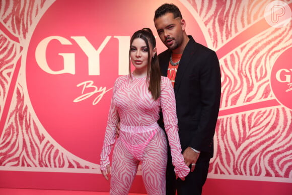 Gkay posou com Pedro Sampaio na festa de lançamento da sua marca de roupas