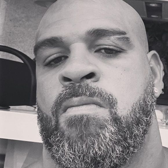Adriano Imperador esclareceu que o número é apenas profissional