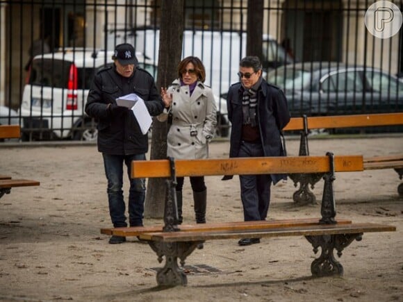 Gloria Pires e Cássio Gabus Mendes recebem orientações do diretor Dennis Carvalho em Paris, na França