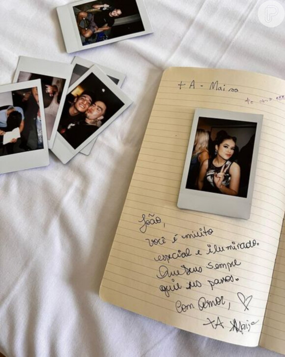 Maisa Silva assinou caderno de João Gomes e respondeu ao cantor cinco anos mais tarde, com um vídeo feito em um dos shows do artista