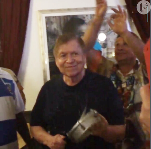 Boni toca tamborim com a bateria da Beija-Flor em comemoração por seu aniversário de 79 anos, no Rio, em 8 de dezembro de 2014