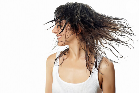 Erros na hora de lavar o cabelo antes de dormir também podem afetar a saúde do cabelo