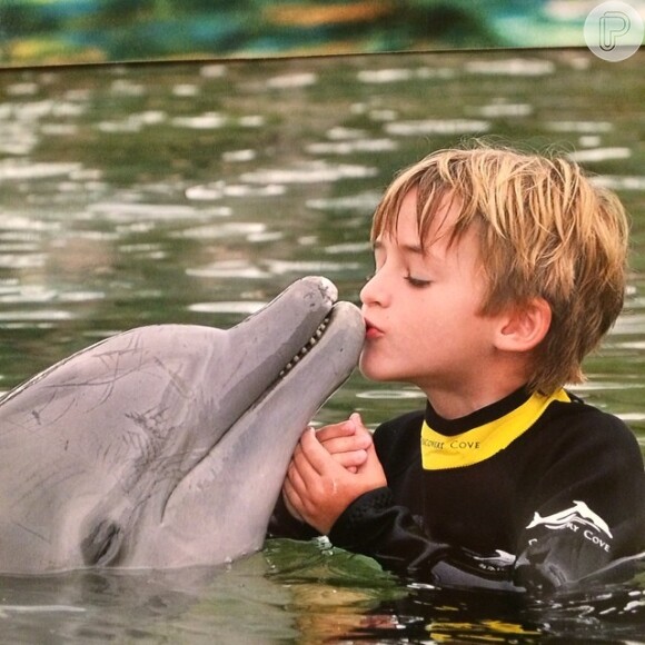 Olha que lindo o Noah nadando com um golfinho. Que fofo!