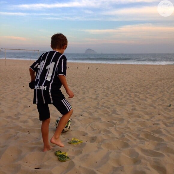 Noah, filho de Danielle Winits e Cássio Reis, chega aos 7 anos mostrando paixão pelo futebol. Será que ele quer ser um jogador?