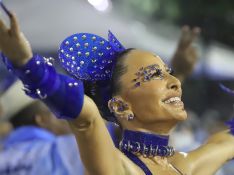 Com look de R$ 200 mil, Sabrina Sato dá show de samba no pé debaixo de chuva. Fotos!