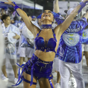 Rainha de bateria da Vila Isabel, Sabrina Sato brilhou no ensaio técnico da escola