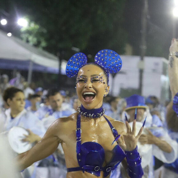 Sabrina Sato chegou acompanhada dos integrantes da bateria da Vila Isabel e distribuiu beijos para os presentes