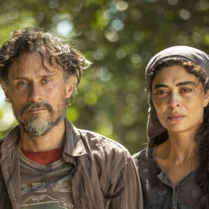 Juma (Alanis Guillen) é filha de Gil (Enrique Diaz) e Maria (Juliana Paes) na novela 'Pantanal'