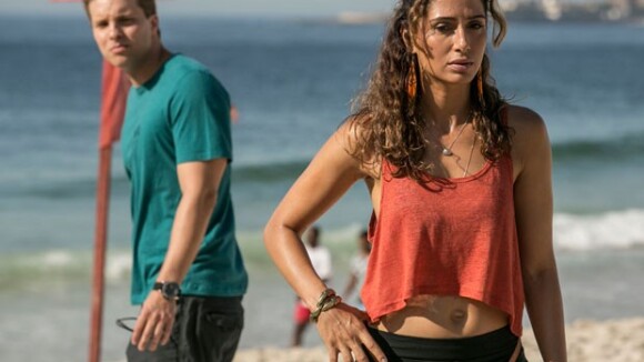 Novela 'Babilônia': Camila Pitanga grava de barriga de fora em praia do Rio