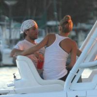 Enrique Iglesias e Anna Kournikova são flagrados em passeio de lancha em Miami