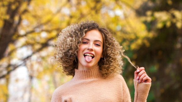 Cabelo no Outono: 4 erros que você precisa parar de cometer com seus fios. Dermato alerta!