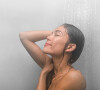 Evitar banho com tempoeratura muito alta no Outono é importante para a saúde do cabelo