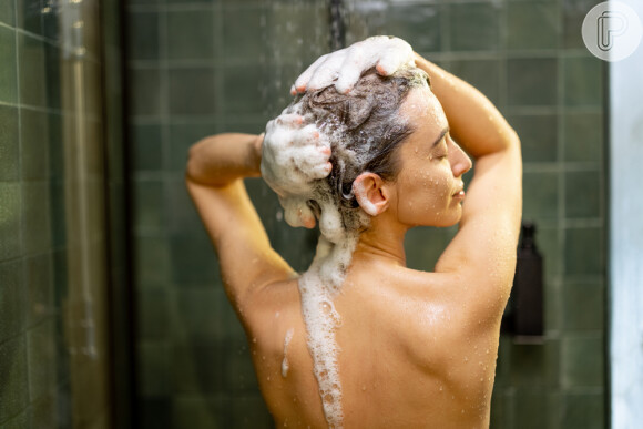 Na hora de lavar o cabelo, prefira água morna ou gelada: a água quente deixa os fios mais sensibilizados no Outono.