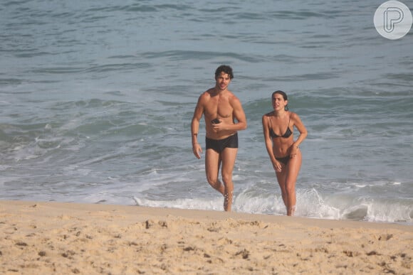 José Loreto foi visto com DJ Bruna Lennon em praia do Rio de Janeiro